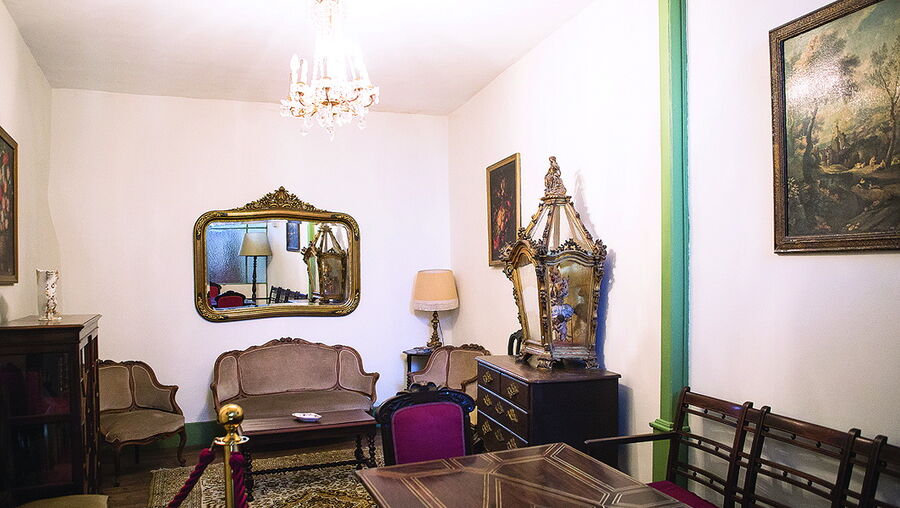 Imóvel integra igreja do Carmo, que fica localizada entre a rua do Carmo e as praças Gomes Teixeira e Carlos Alberto