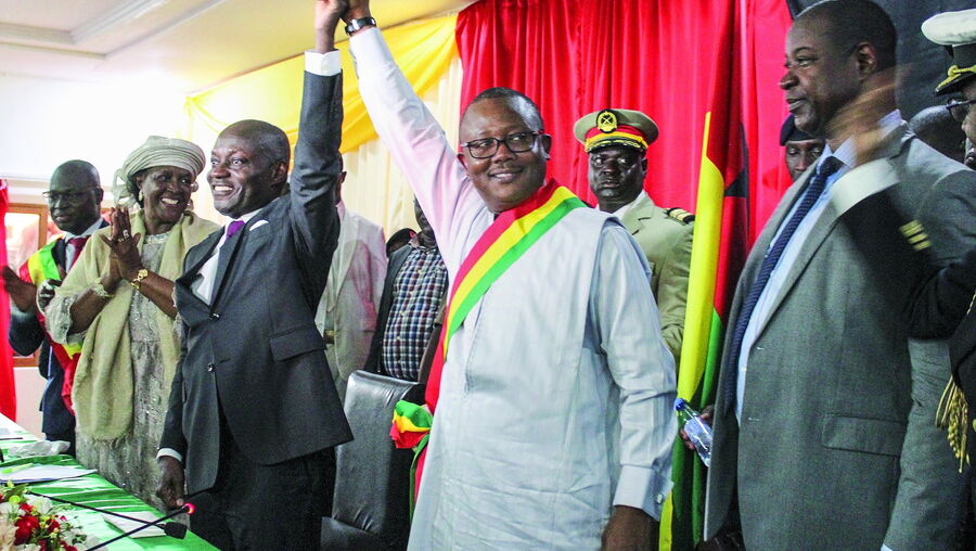 Umaro Sissoco Embaló, autoproclamado presidente da Guiné-Bissau (de camisa branca com a faixa presidencial) celebra com Nuno Nabian, primeiro-ministro