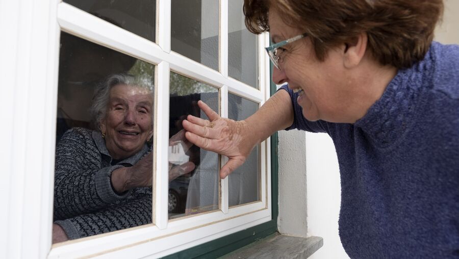 As visitas externas terão de ser realizadas com hora previamente marcada e com tempo limitado, não devendo exceder 90 minutos