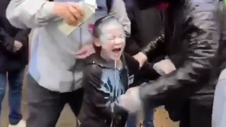 Polícia atinge criança com gás pimenta durante protesto nos Estados Unidos