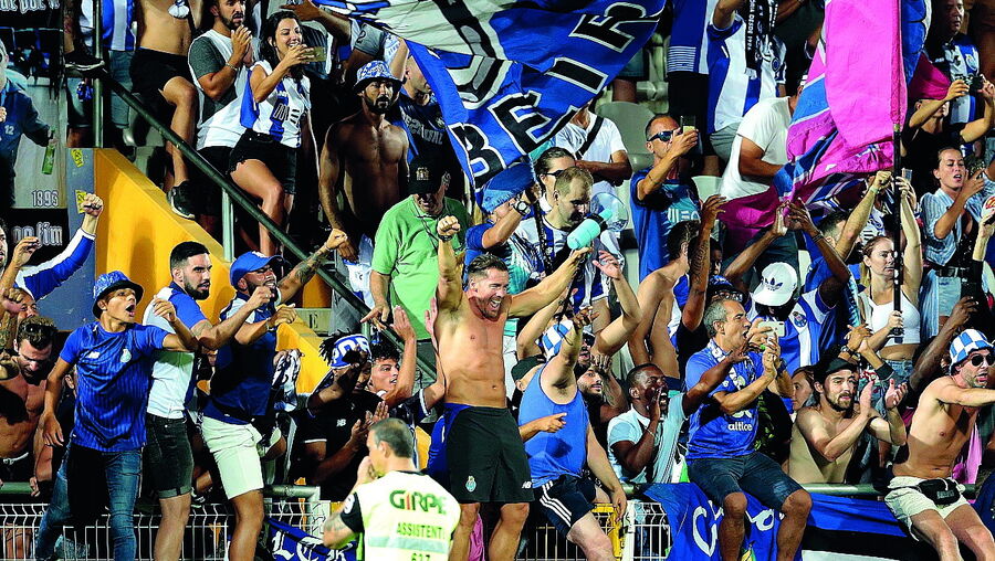 Claque dos Super Dragões quer que a equipa sinta apoio antes e durante os jogos